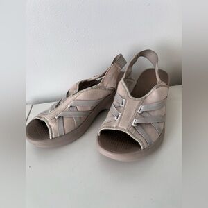 Bzees Beige and Gray Women's Sandals